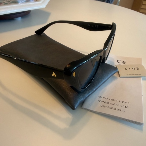 Aire Linea Cat Eye Sunglasses in Black main image 7